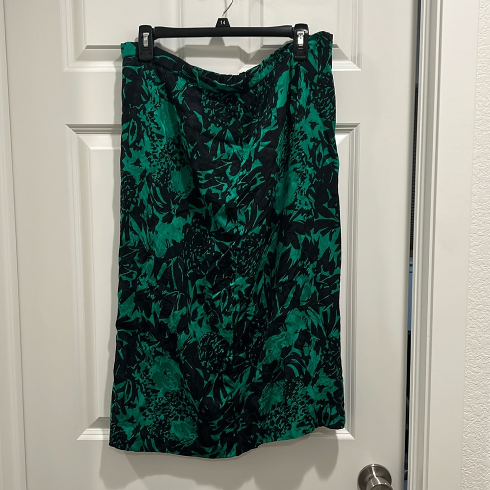 Galleria a line green and black. Zipper in the back.  100% silk.